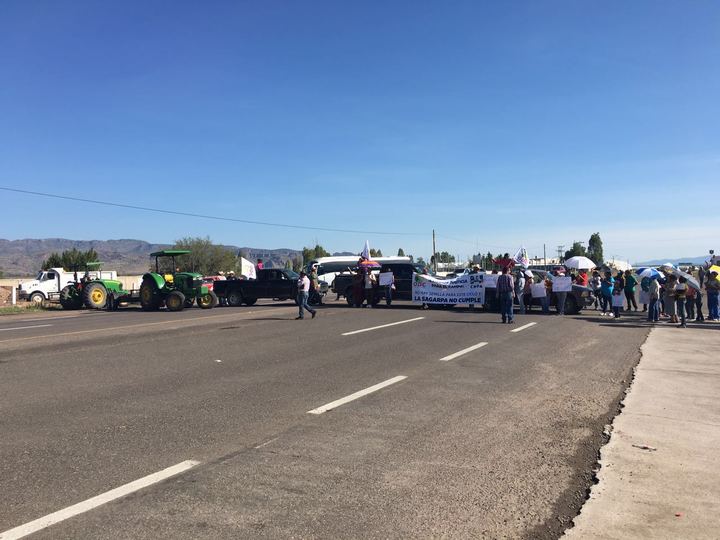 Por semilla productores bloquean carreteras