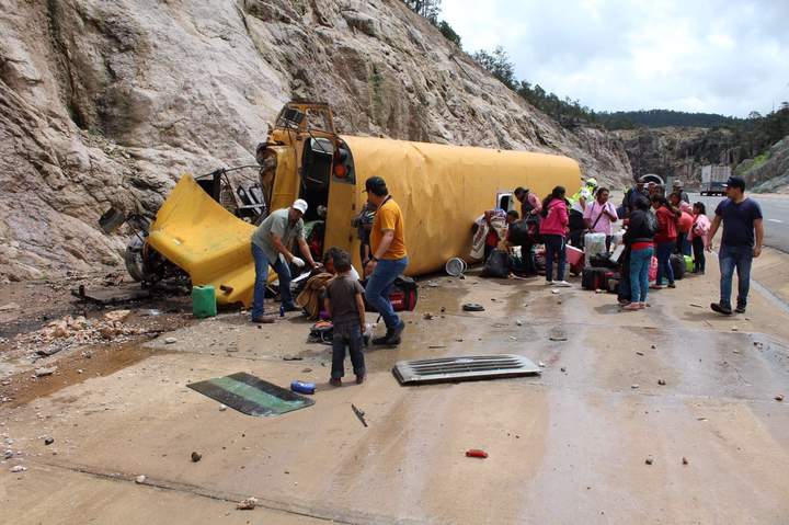 Se accidenta camión con jornaleros en la 'Súper'