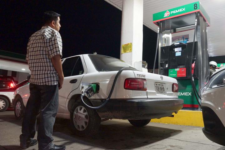 Proponen bajar el precio de gasolina
