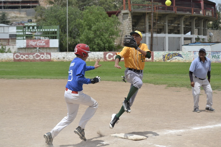 Final de 'compadres' en el softbol municipal dominical