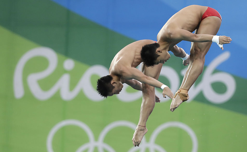 Los chinos dominan la plataforma sincronizada; ganan oro