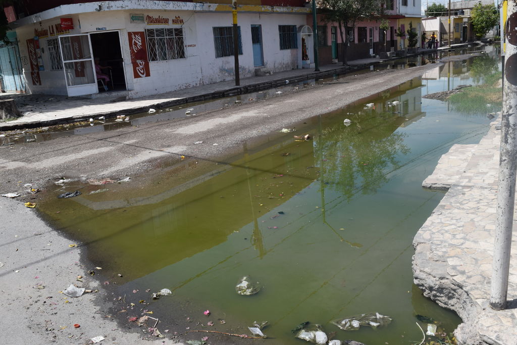 Bloquean avenida por brotes de aguas negras en GP