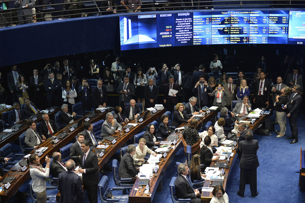 Senado brasileño vota a favor de enjuiciar a Rousseff