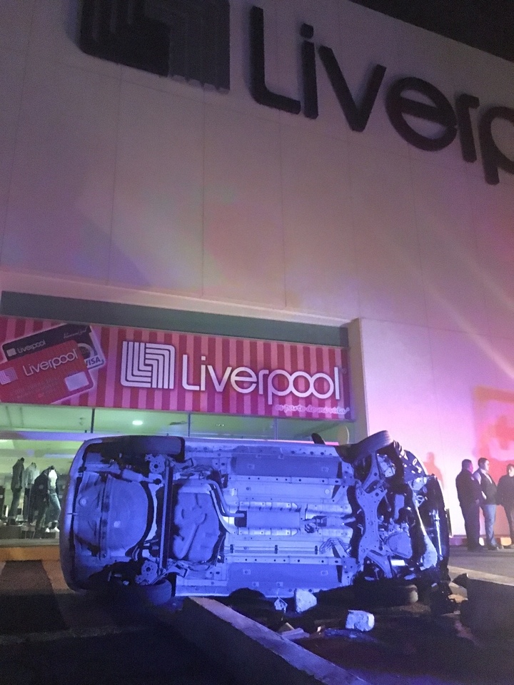 Ebria vuelca afuera de Liverpool