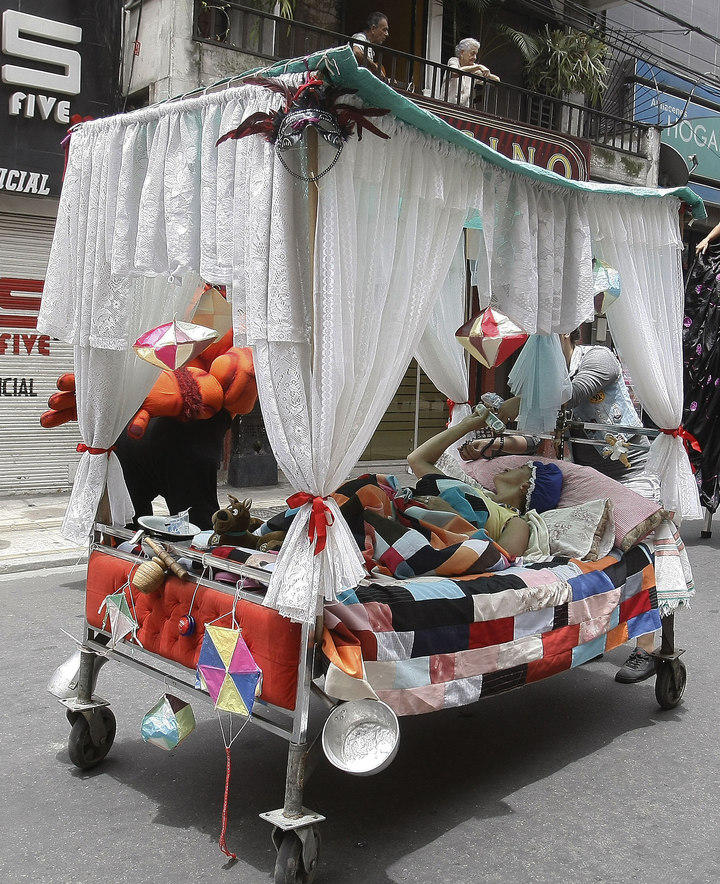 Colombianos celebran en hamacas y camas rodantes el Día de la Pereza