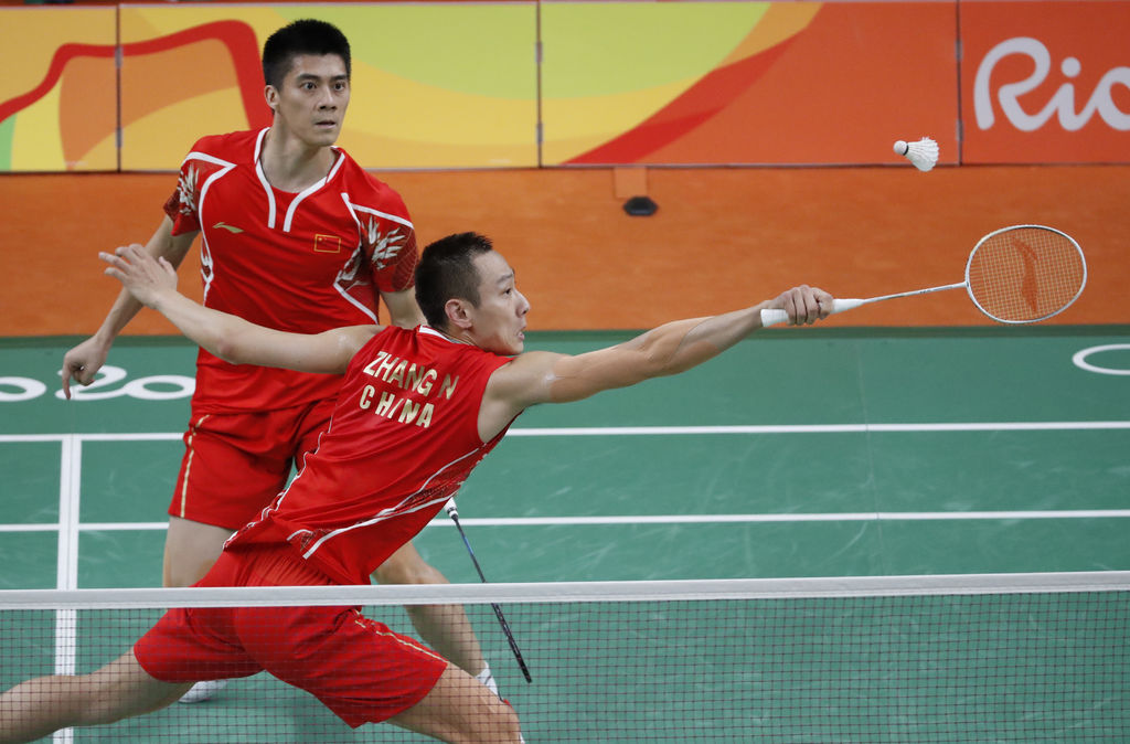 Pareja china obtiene oro en final dobles mixtos de bádminton