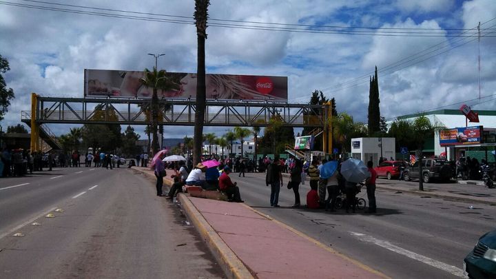 Vuelven a clases entre baches y manifestación