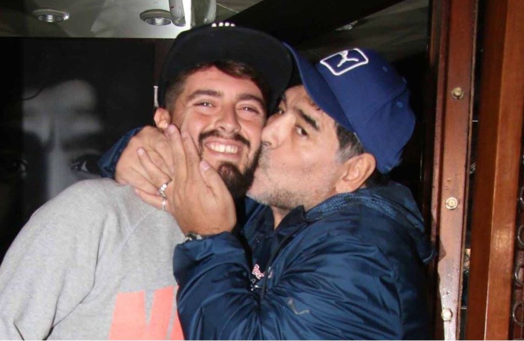 Reconoce Maradona en público a su hijo Diego Junior