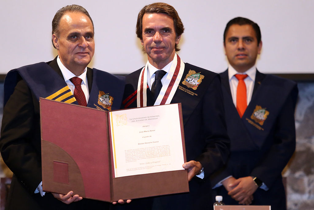 Recibe José María Aznar doctorado honoris causa de universidad mexicana