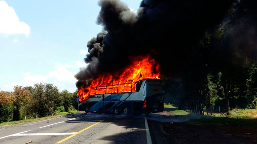 Incendian normalistas camión en Michoacán