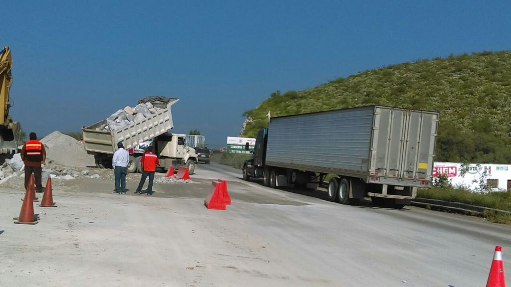 Reparan carretera Lerdo-León Guzmán