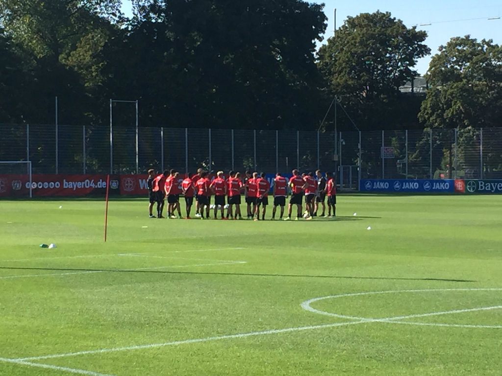 Chicharito regresa a entrenamientos con el Bayer