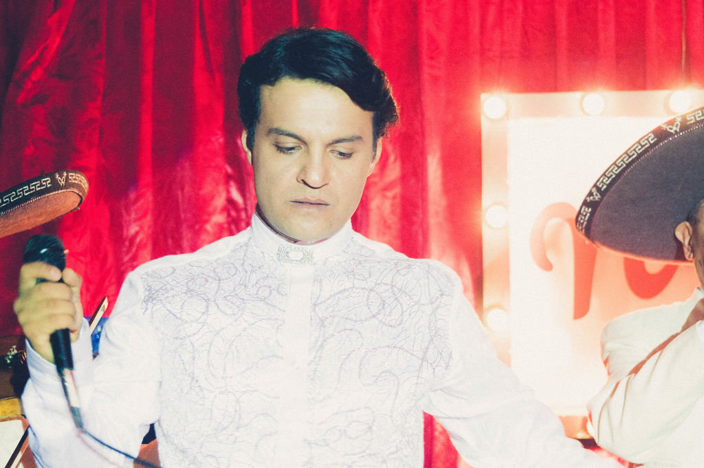 Adelanta Telemundo estreno de serie de Juan Gabriel