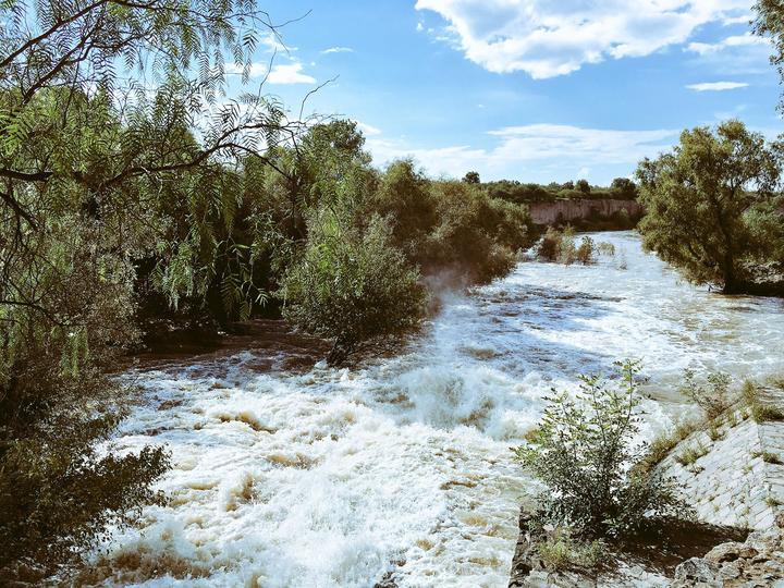 Cesa extracción de agua de tres presas