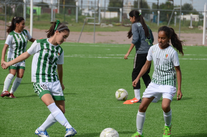 Primera patada del futbol femenil