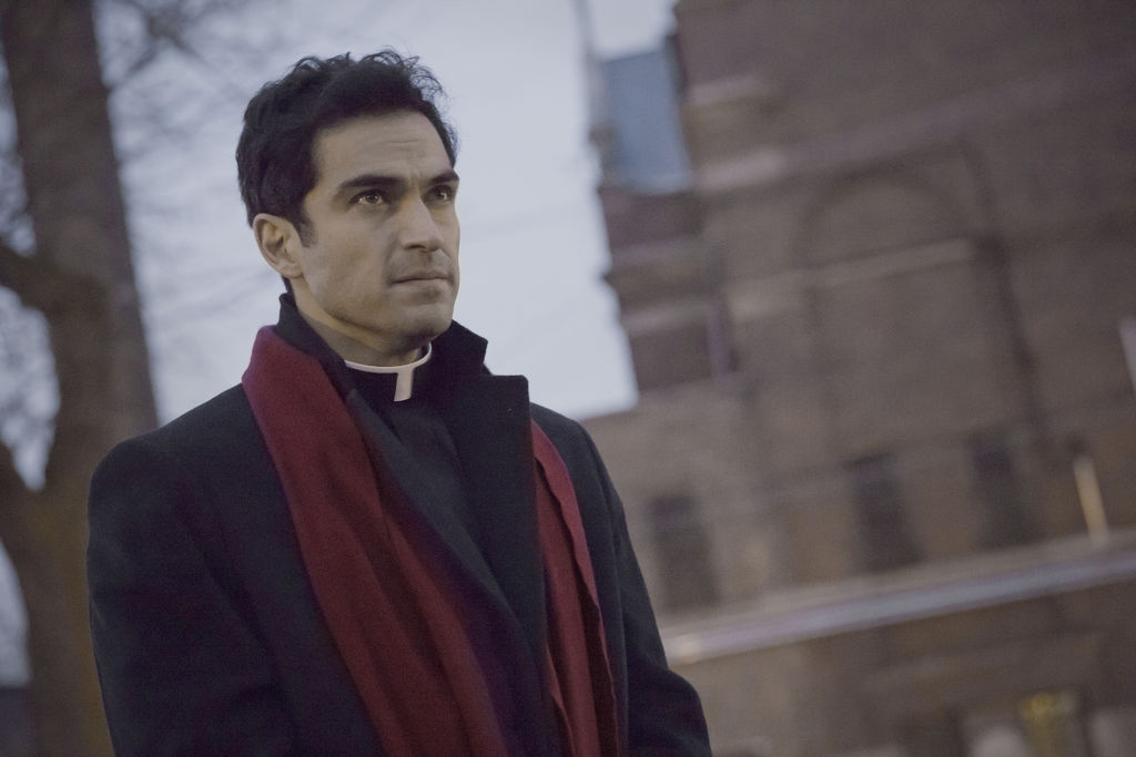 Alfonso Herrera da vida a un sacerdote en la serie El exorcista