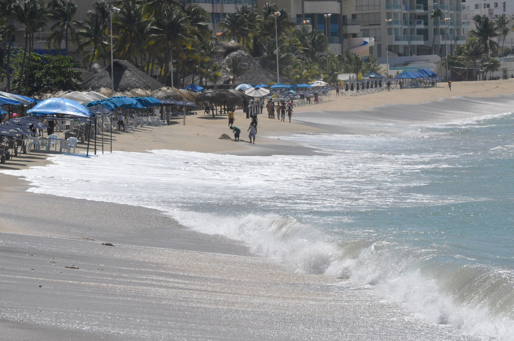 Mantienen alerta de mar fondo en playas de Acapulco
