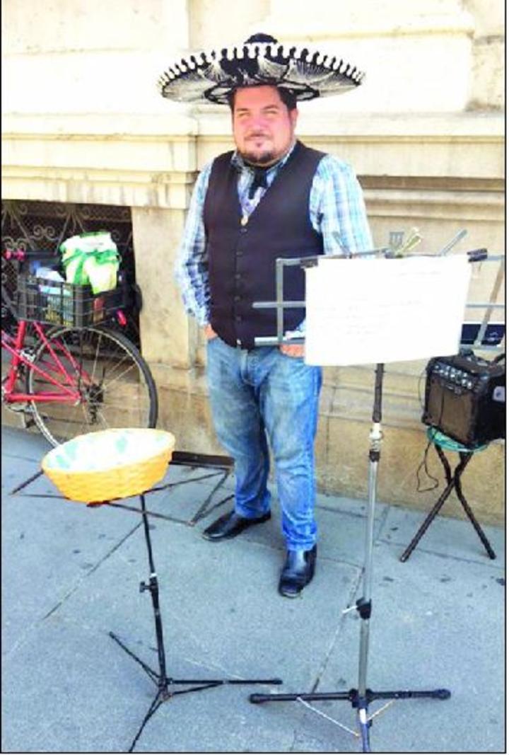 Sevillano que canta rancheras