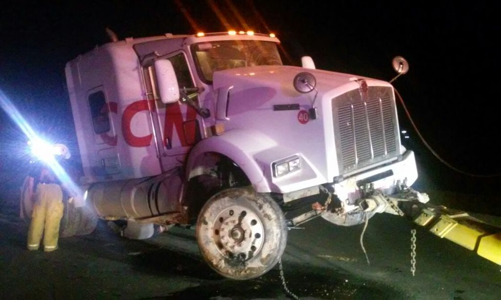 Tráiler derrapa y se sale de la carretera