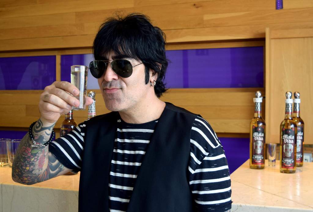Presenta Álex González su tequila Mala Vida en España