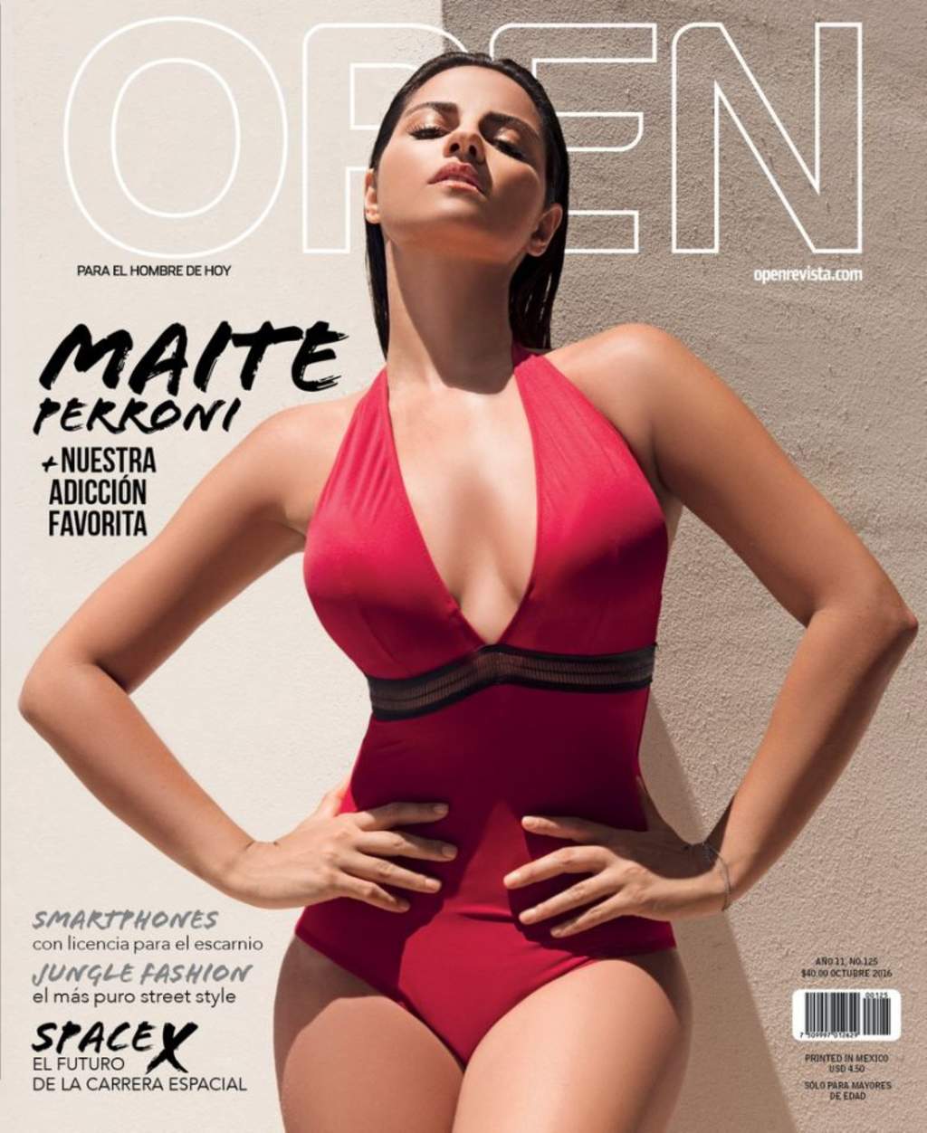 Maite Perroni seduce en ajustado traje de baño