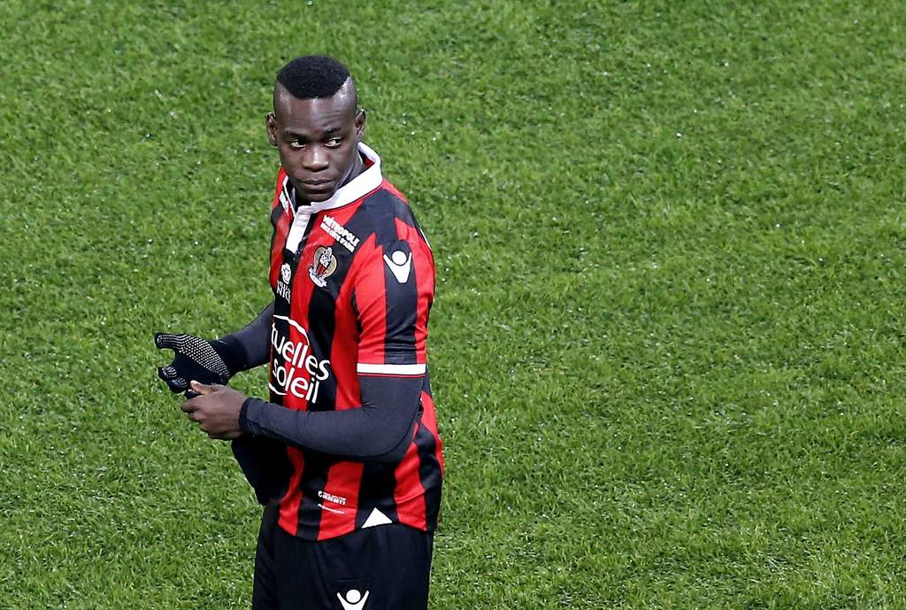 Falla penal Balotelli, pero Niza gana y sigue de líder