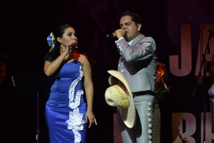 Gabriel Solis recuerda a su padre, Javier Solis, en el Teatro Victoria
