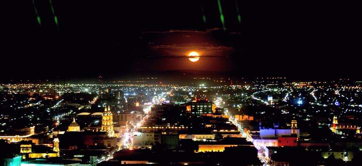 Brilla una 'súper luna' en Durango