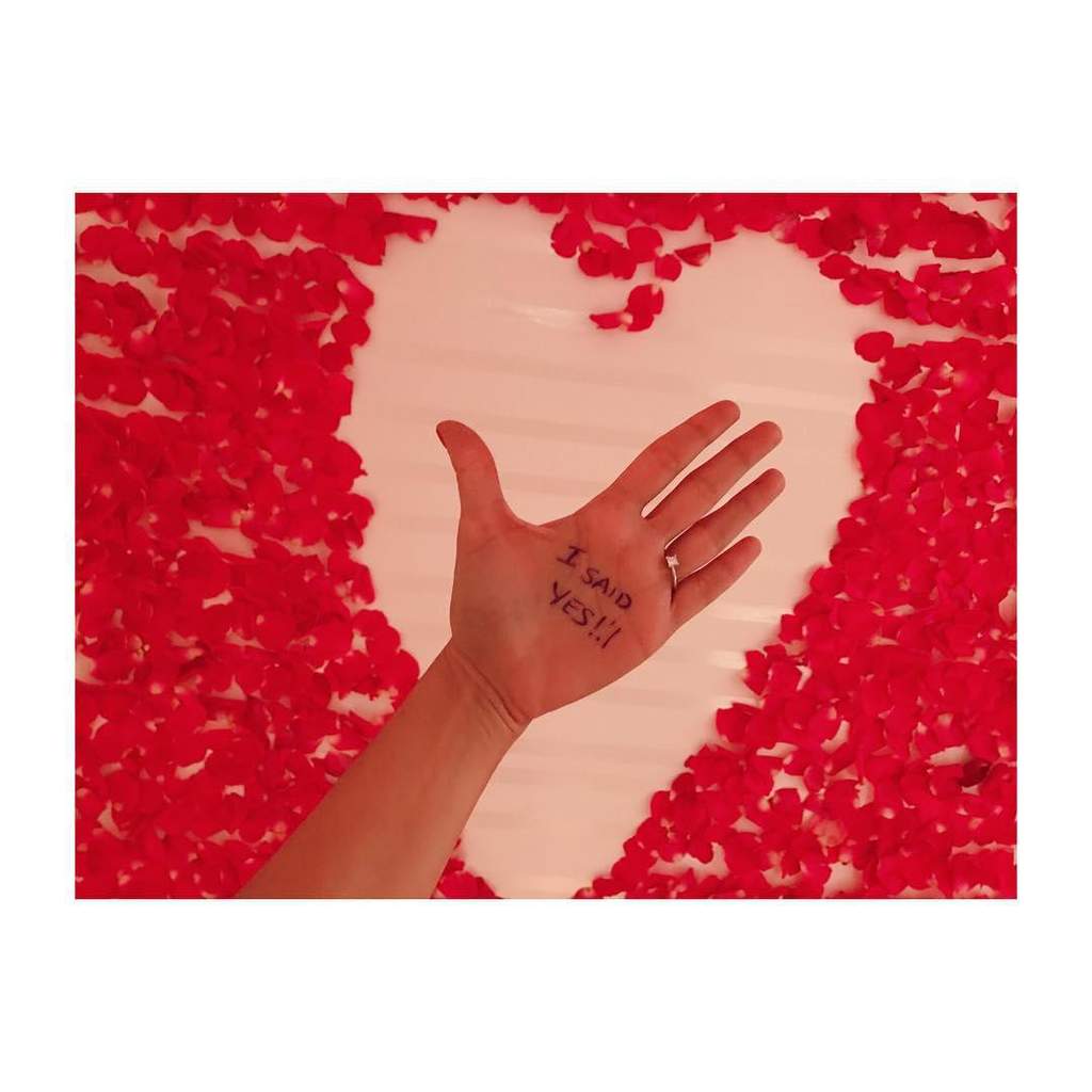 Presume Laura G anillo de compromiso