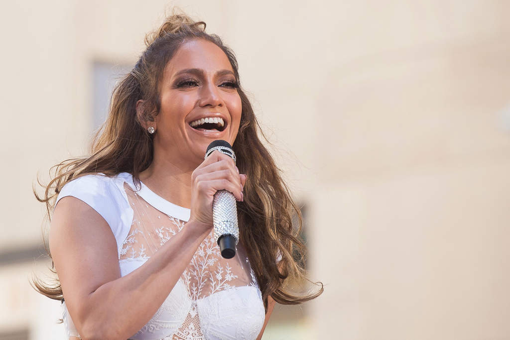 Clinton tiene planes serios para latinos y mujeres: Jennifer Lopez