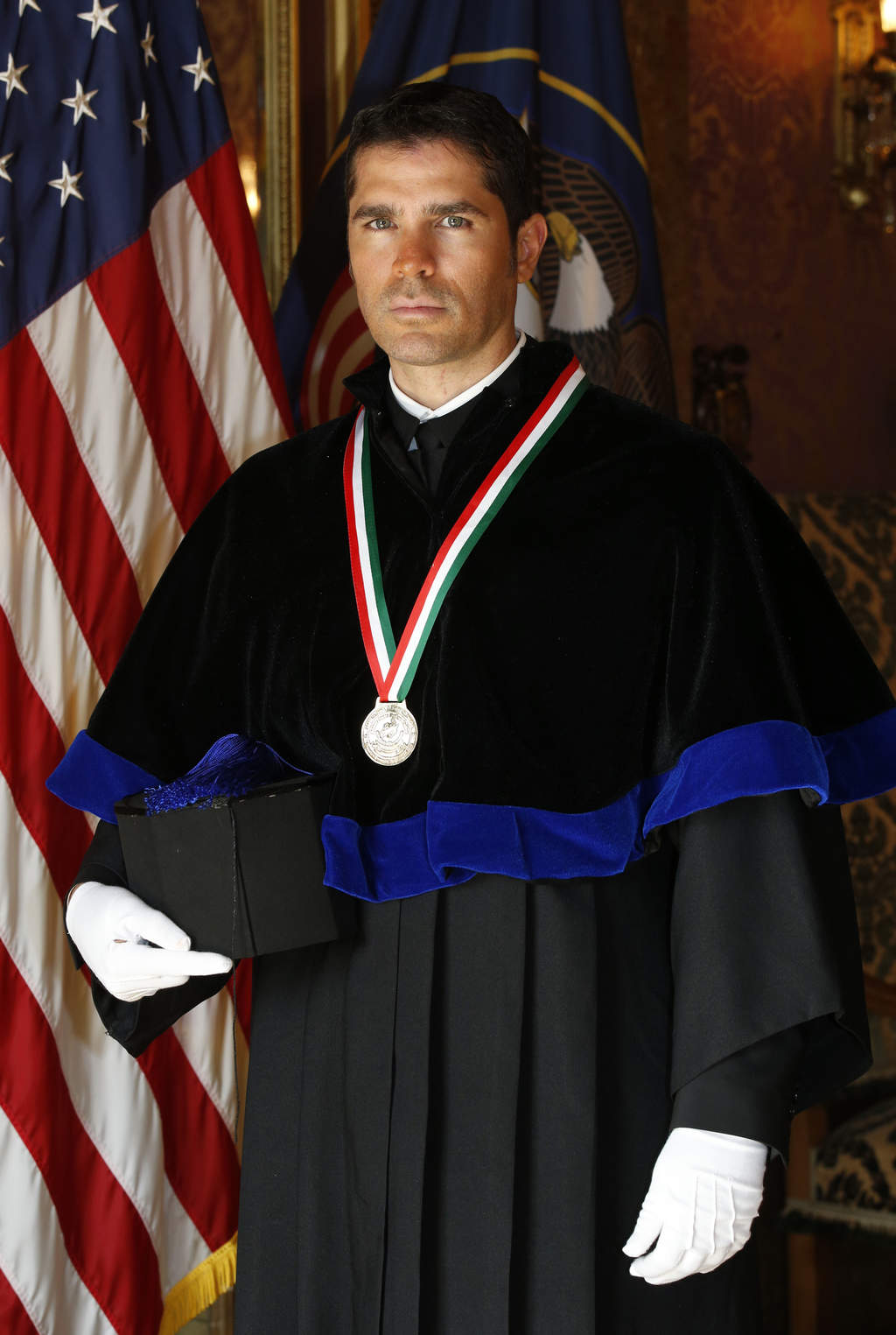 Recibe Verastegui doctorado honoris causa en Utah
