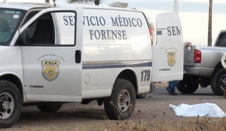 Muere al volcar camioneta a exceso de velocidad