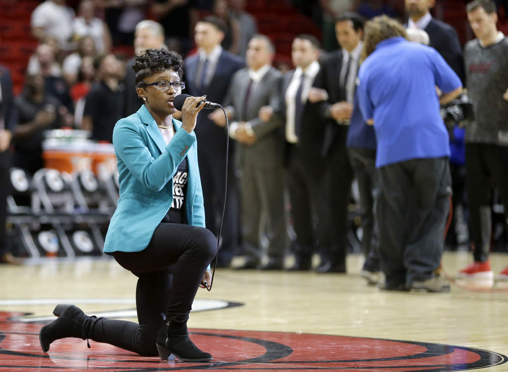 Cantante se arrodilla al cantar el himno de EEUU en juego de NBA