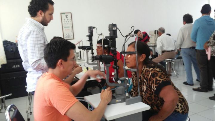 Ayudan con cirugías de cataratas, en Gómez Palacio