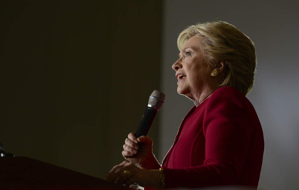 Promete Clinton reforma migratoria a latinos