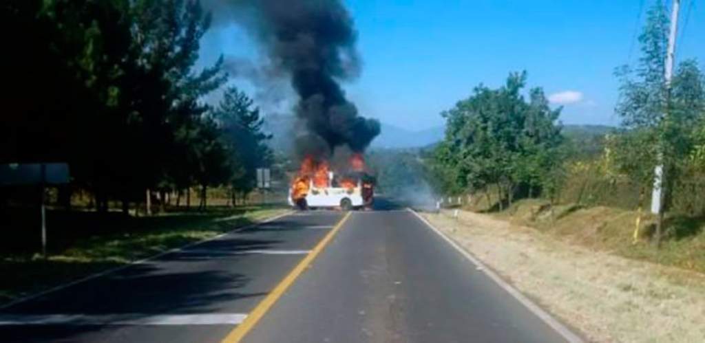 Normalistas incendian cuatro vehículos en Michoacán