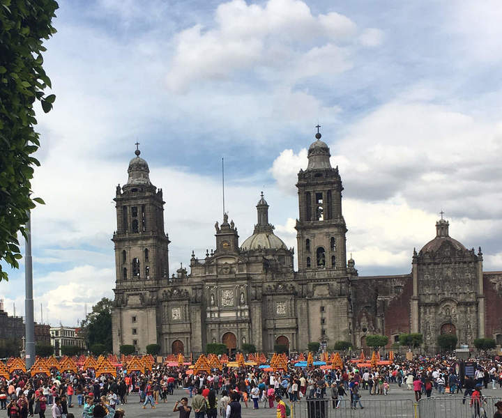 Gobierno capitalino refuerza seguridad en el Zócalo por Día de Muertos