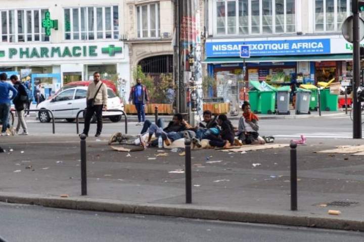 Inician operativos de evacuación de campamento de migrantes en París