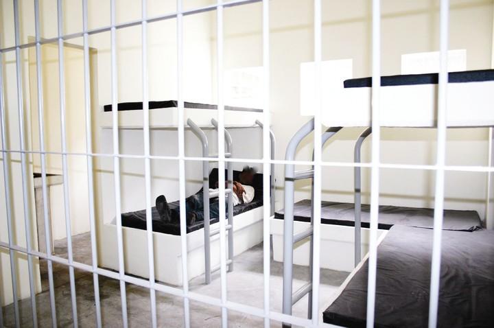 Halló dormido a un hombre en su casa