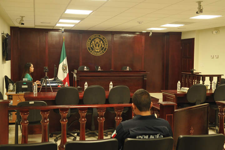 Exfuncionaria, a juicio en prisión