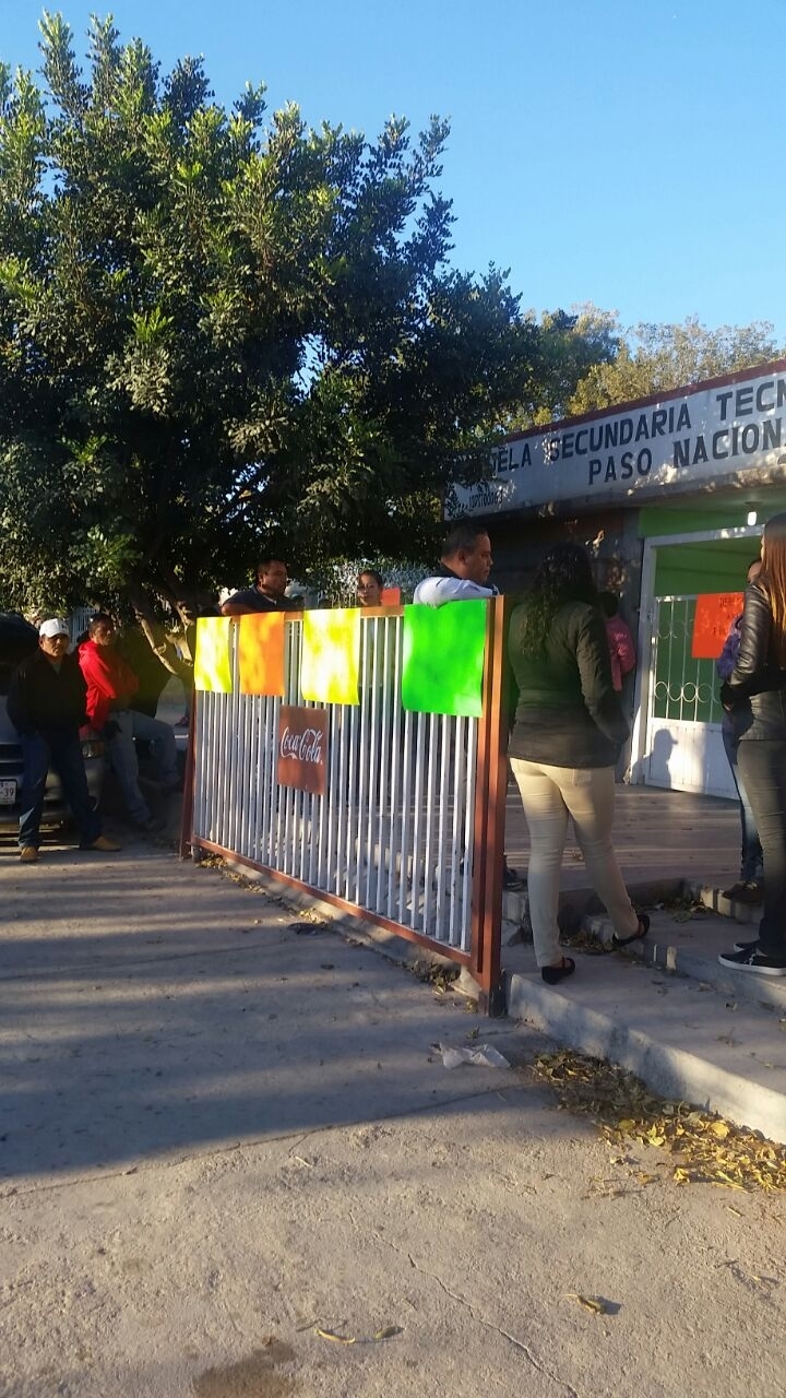 Por falta de maestros, toman una secundaria en Nazas