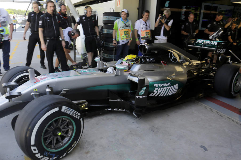 Hamilton rinde homenaje en Brasil a su ídolo Ayrton Senna