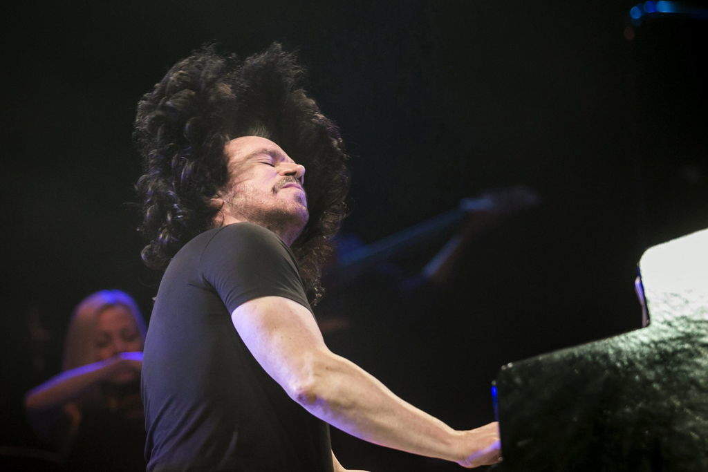 1954: Llega al mundo Yanni, reconocido pianista y compositor griego