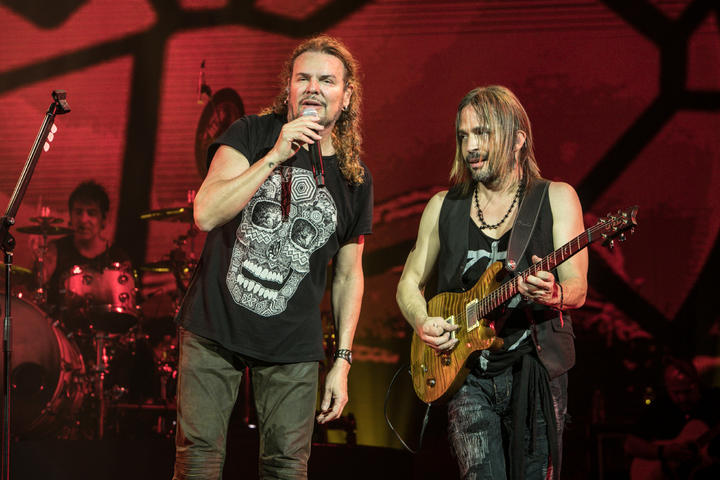 Maná condena el racismo en concierto