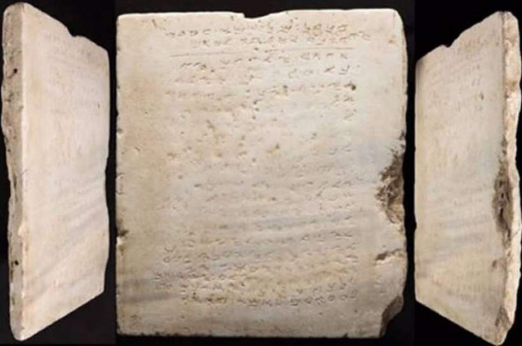 Subastan tabla con los ‘Diez Mandamientos’