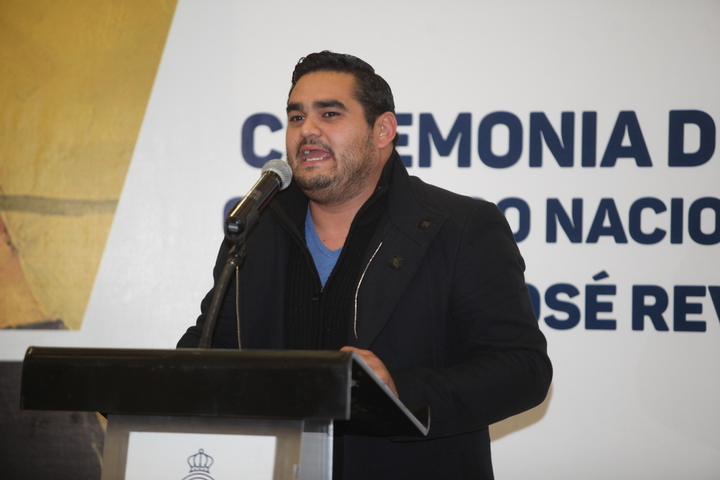 Ronnie Medellín recibe Premio de Novela Joven 2016