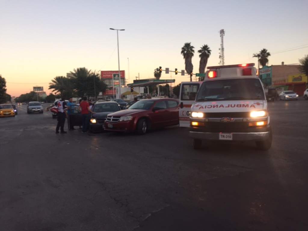 Mujer resulta lesionada en choque