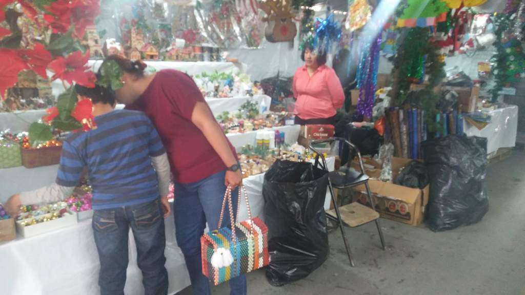 Se instalan puestos navideños en Gómez Palacio