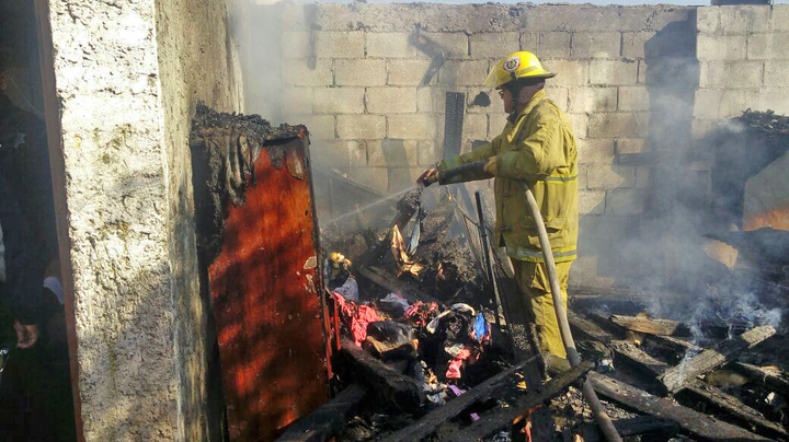 Ayudan a familia afectada por incendio