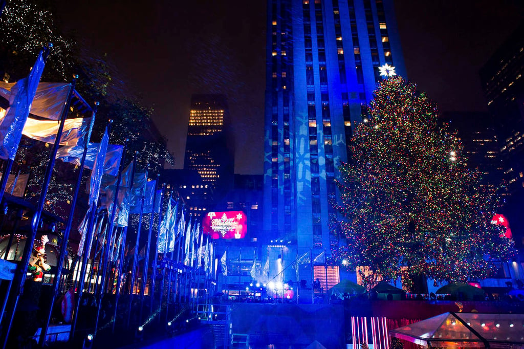 Iluminan el tradicional pino de navidad en Nueva York